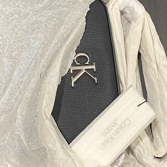 Calvin Klein Crossbody Camera Black Bag - Picture 2 of 5